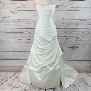 Like New David's Bridal Ivory Wedding Gown Size 6 Beaded Top Ruched Waist Hips,